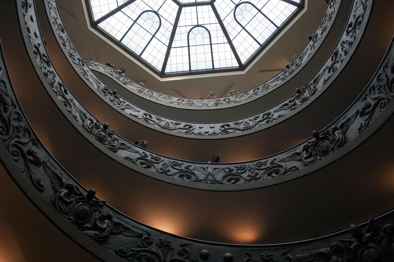 vatican, museum, helical ramp, tourists, shape, texture, architecture. Accessible options for small museum visits, in plain terms