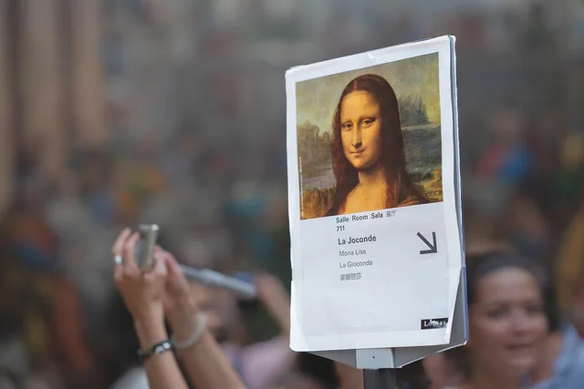 information sign, sign, signpost, direction, mona lisa, museum, famous, louvre, paris. 4 things nobody tells you about museum trips