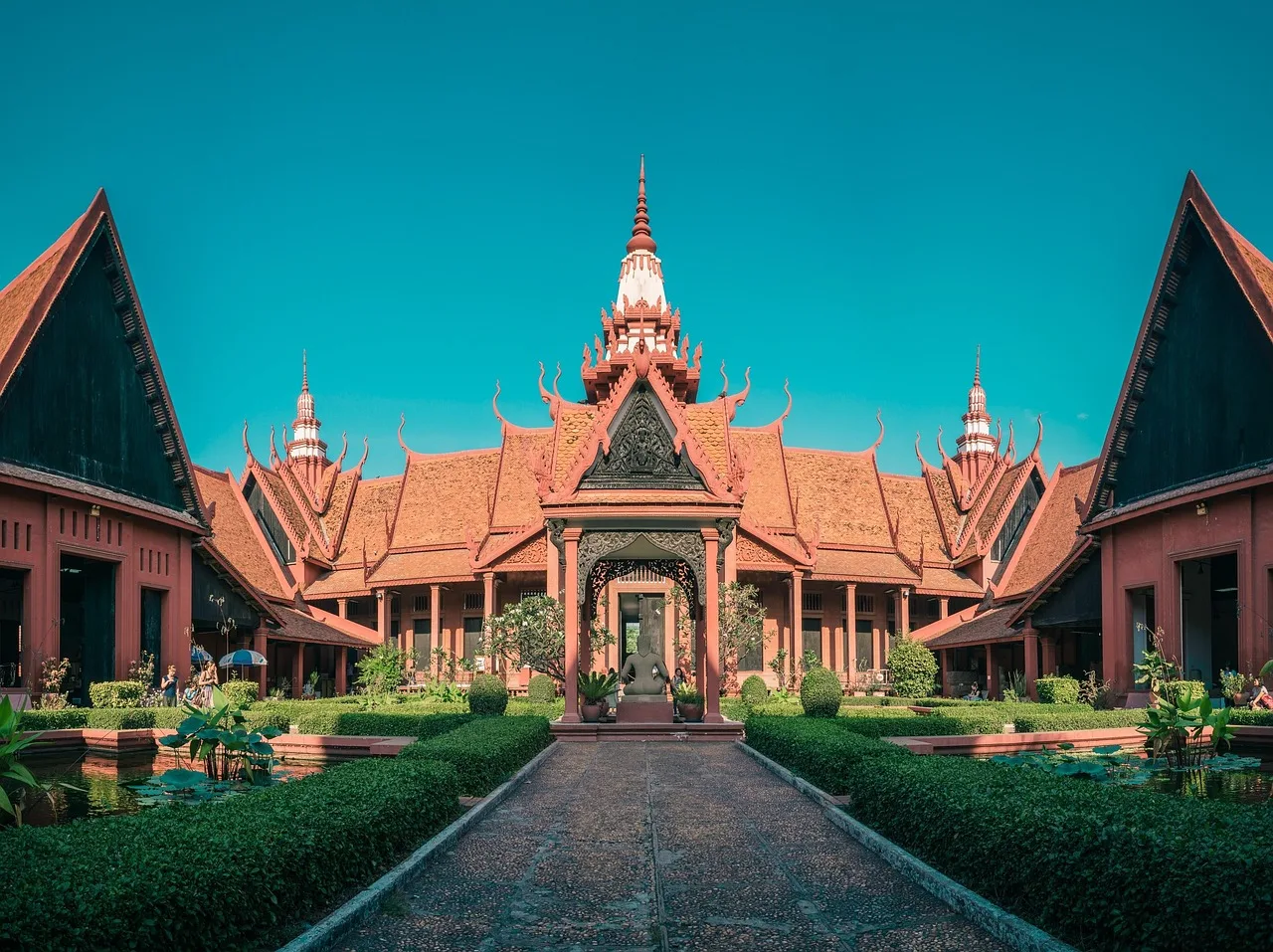 cambodia, phnom penh, national museum, nature, museum, courtyard, afternoon, sky, color, panoramic, building. Private tours at small museums: what to ask before you book